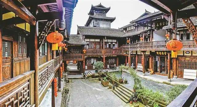 主持人赵情晴：人生目标实现了两个，一个是进凤凰，一个是嫁豪门